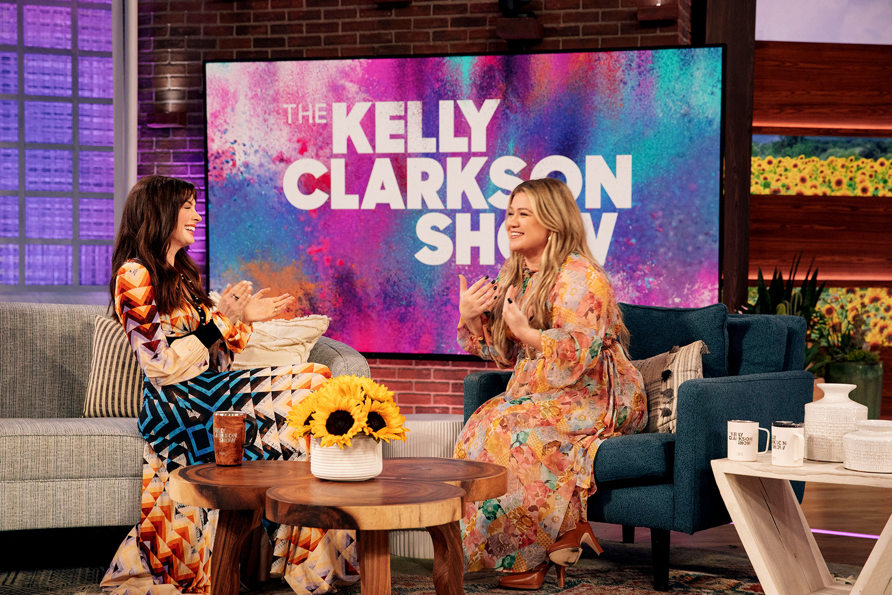 Kelly Clarkson Show Anne Hathaway Kelly Clarkson