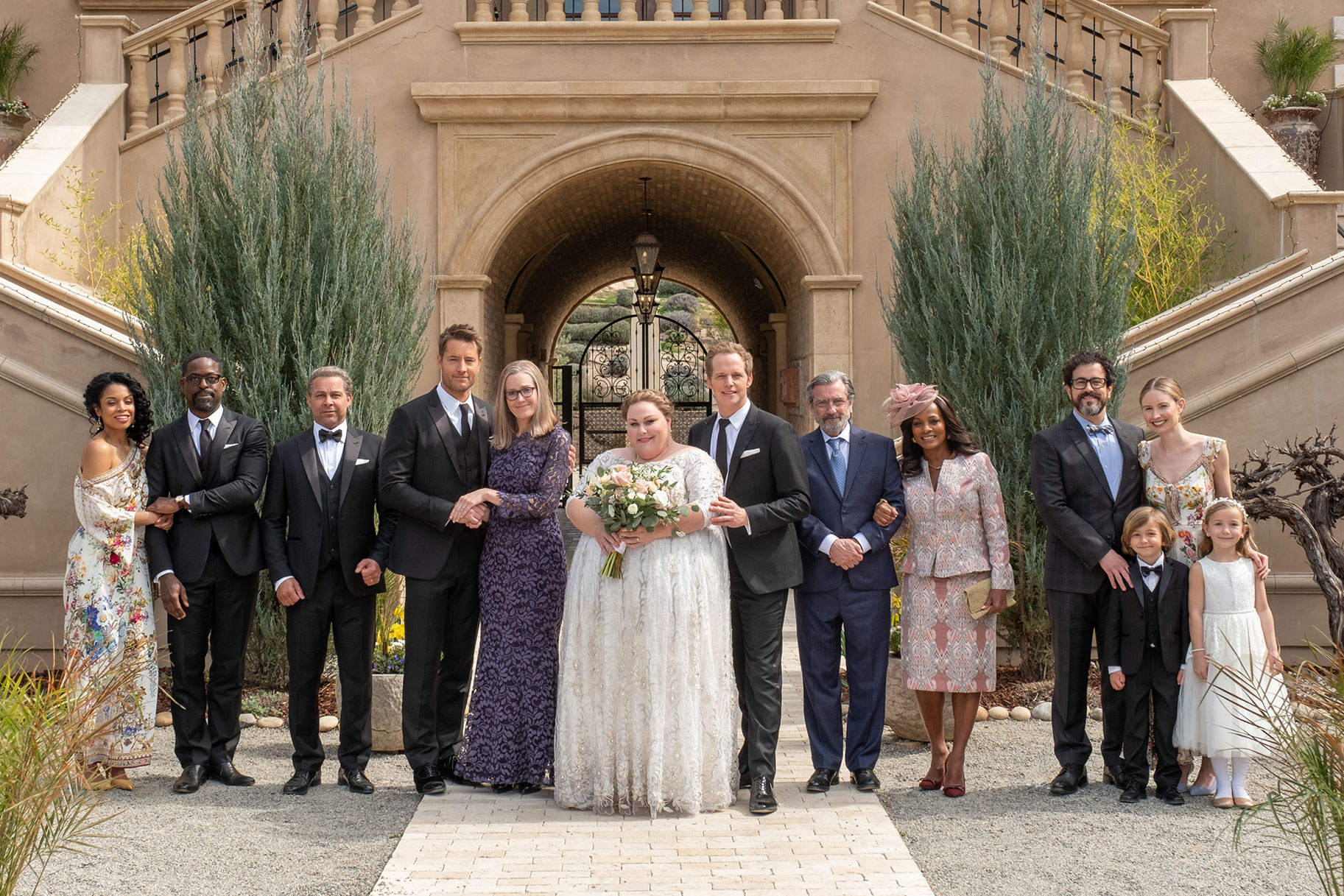 The Entire Cast of This Is Us posing for Kate's (Chrissy Metz) wedding picture