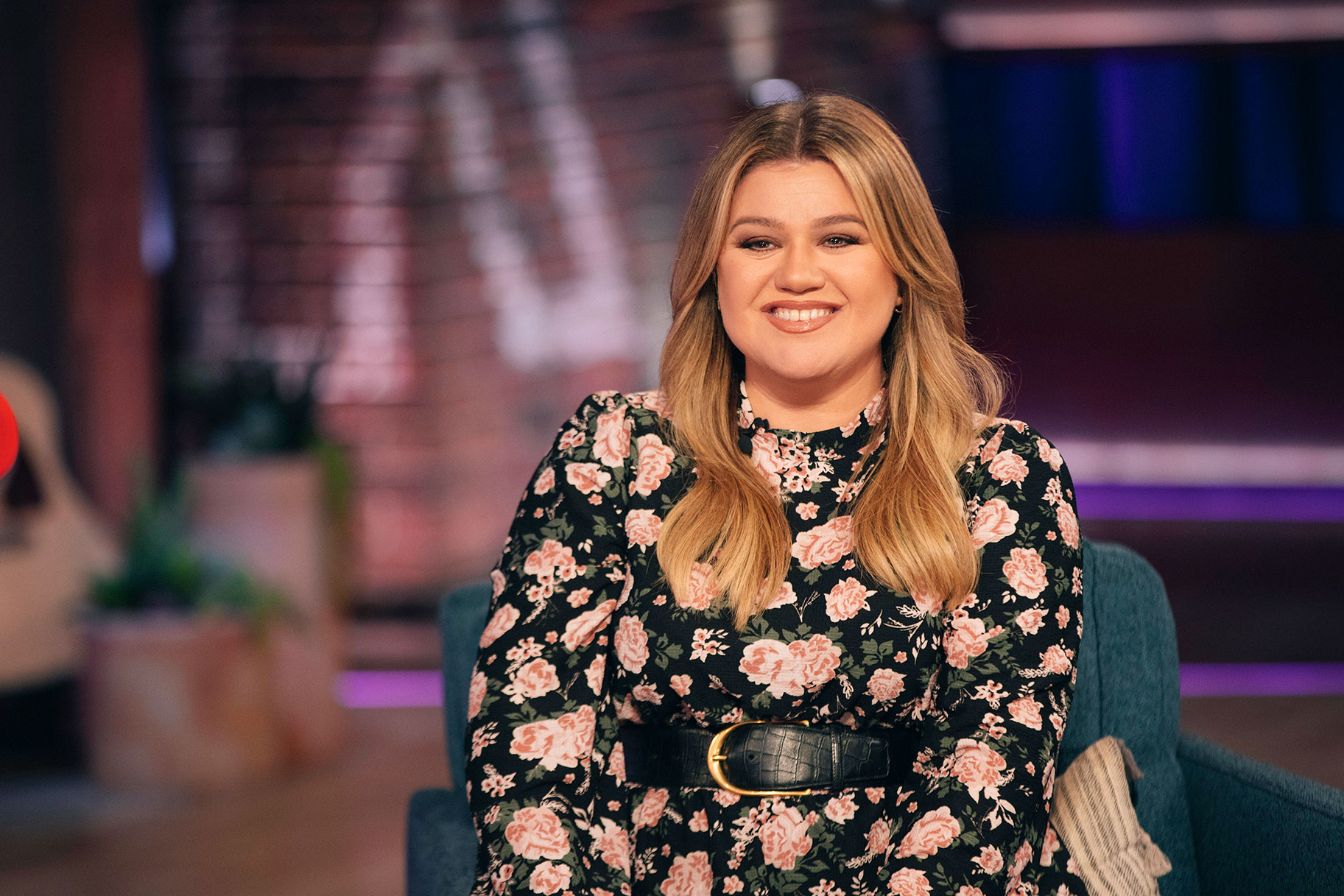 Kelly Clarkson smiling on her talk show