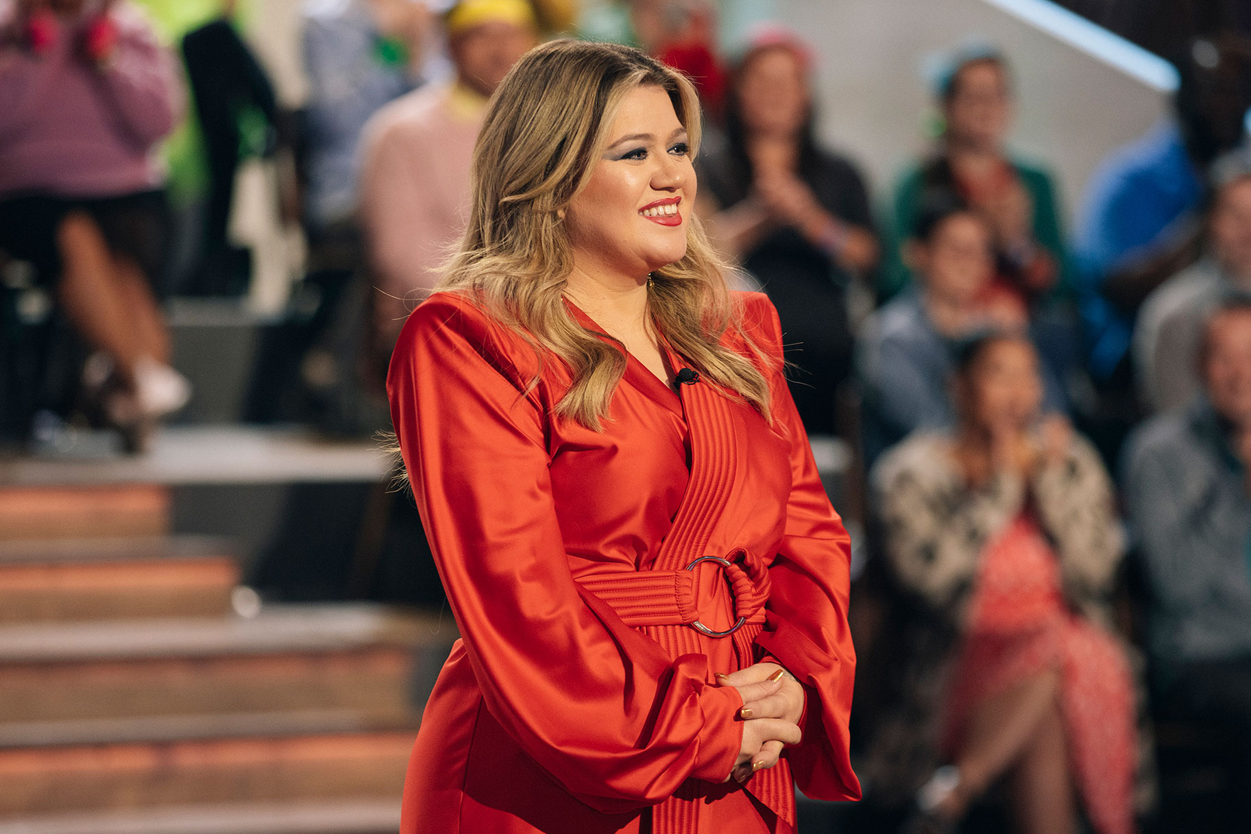 Kelly Clarkson standing in front of her show's audience