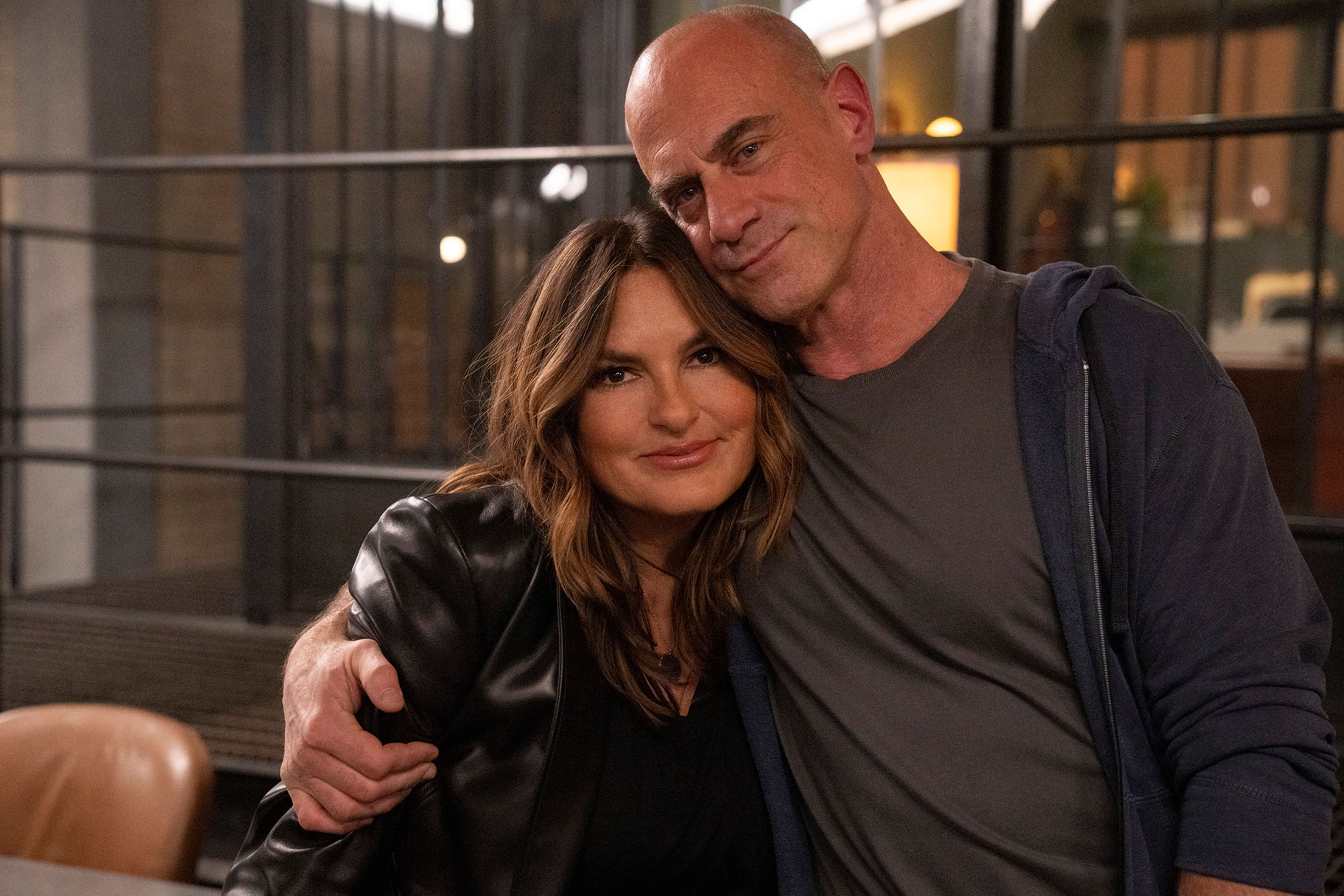 Mariska Hargitay and Chris Meloni hugging