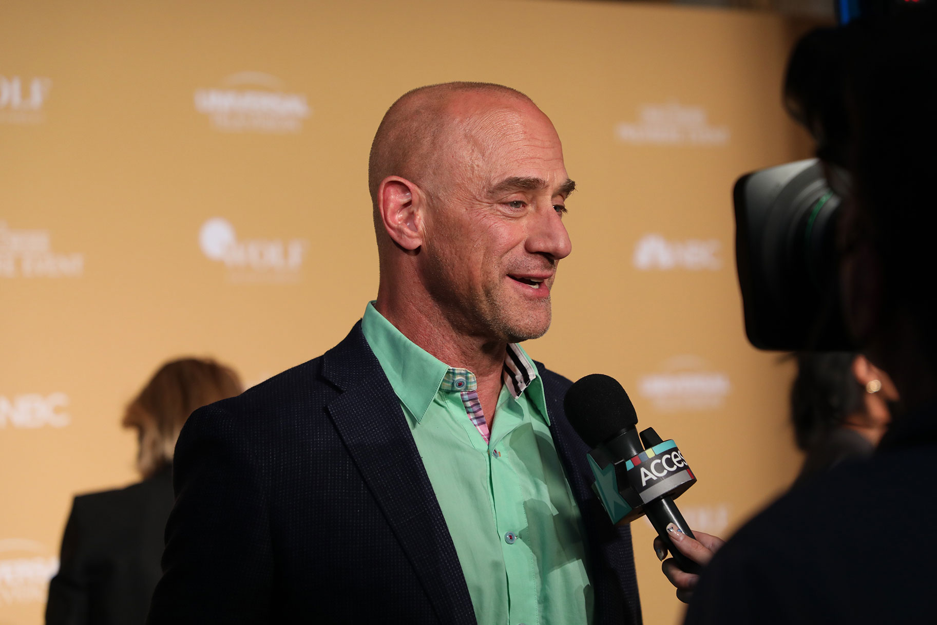 Chris Meloni being interviewed on a red carpet