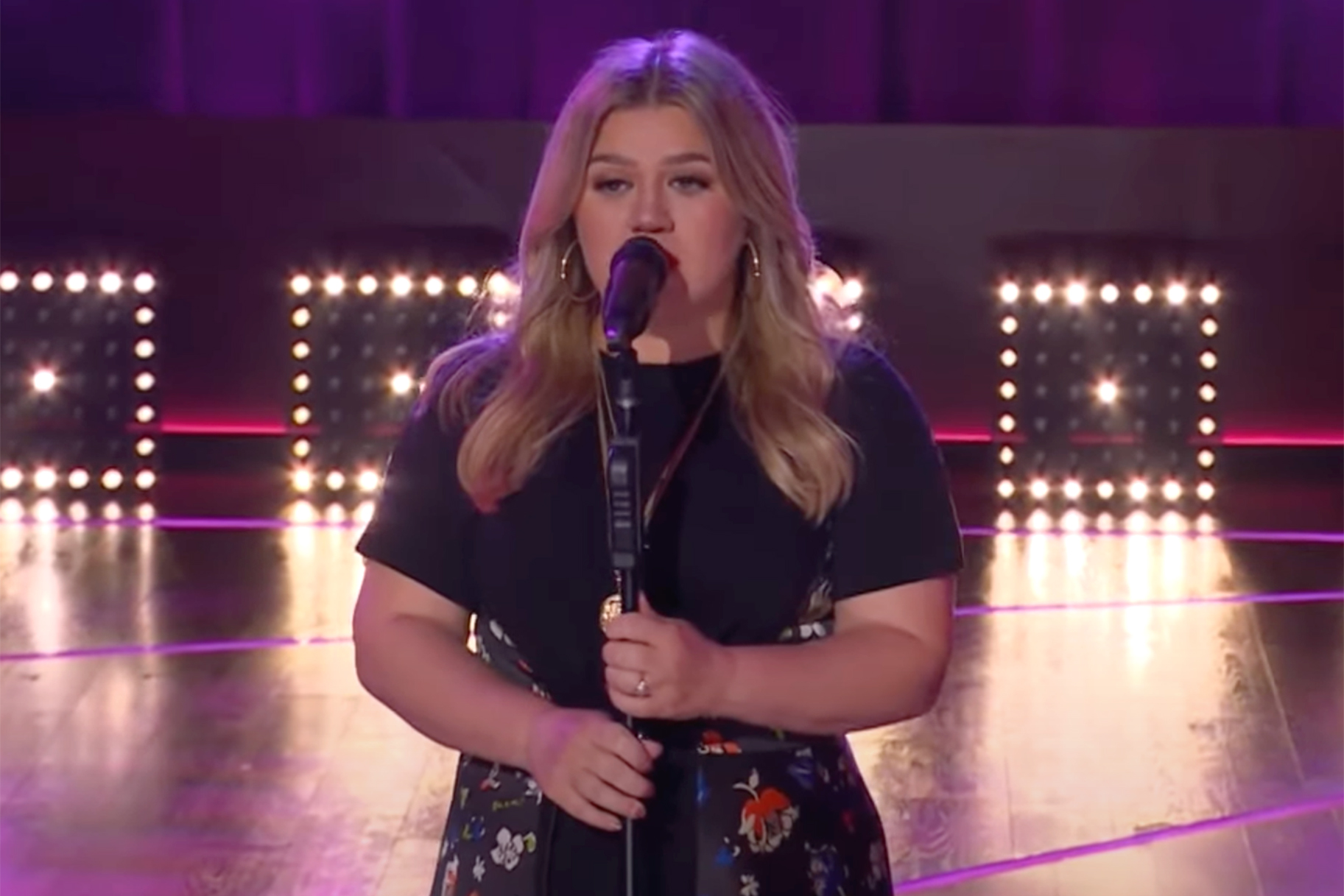 Kelly Clarkson Performs on the Kelly Clarkson Show
