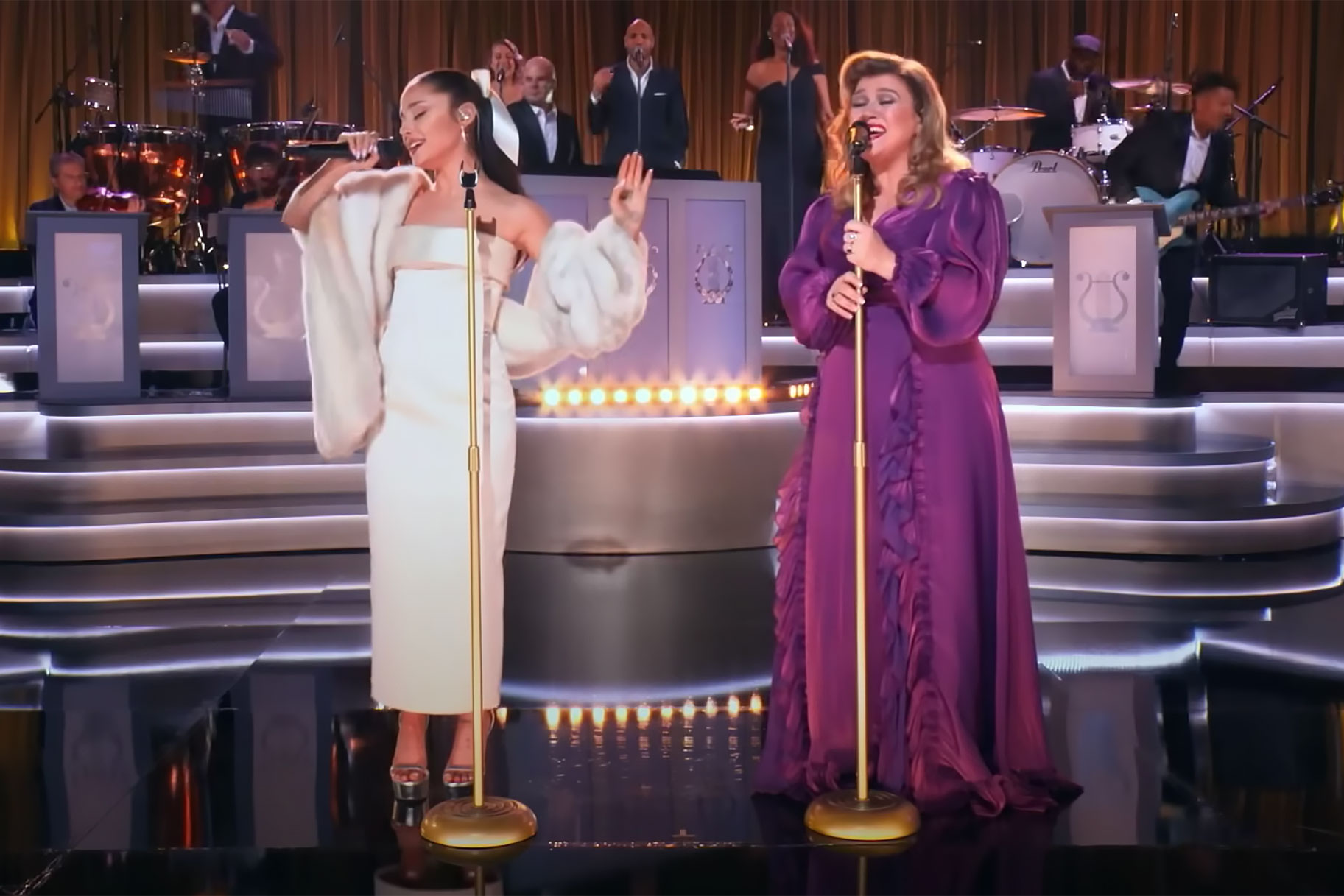 Kelly Clarkson and Ariana Grande sing a Christmas Song