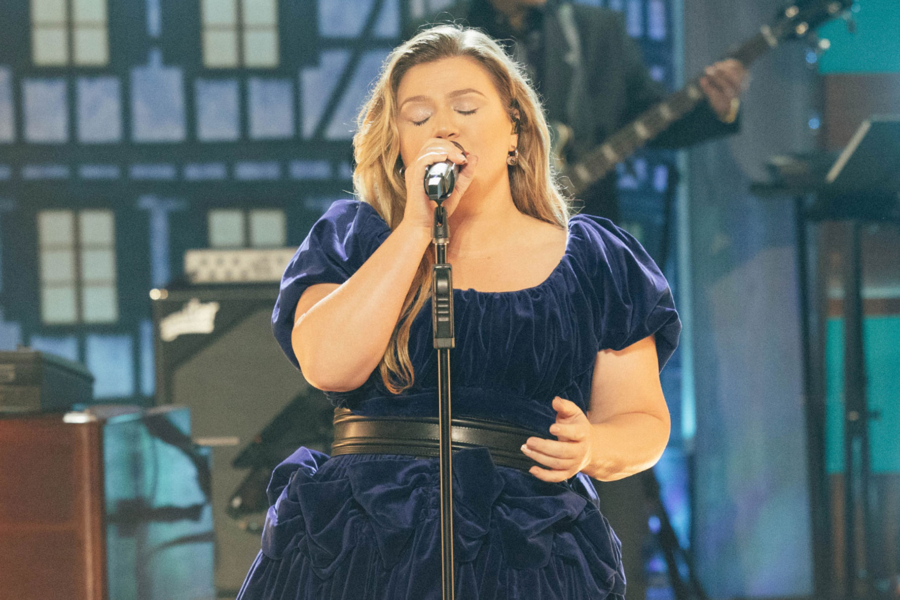 Kelly Clarkson performing on New Years Eve