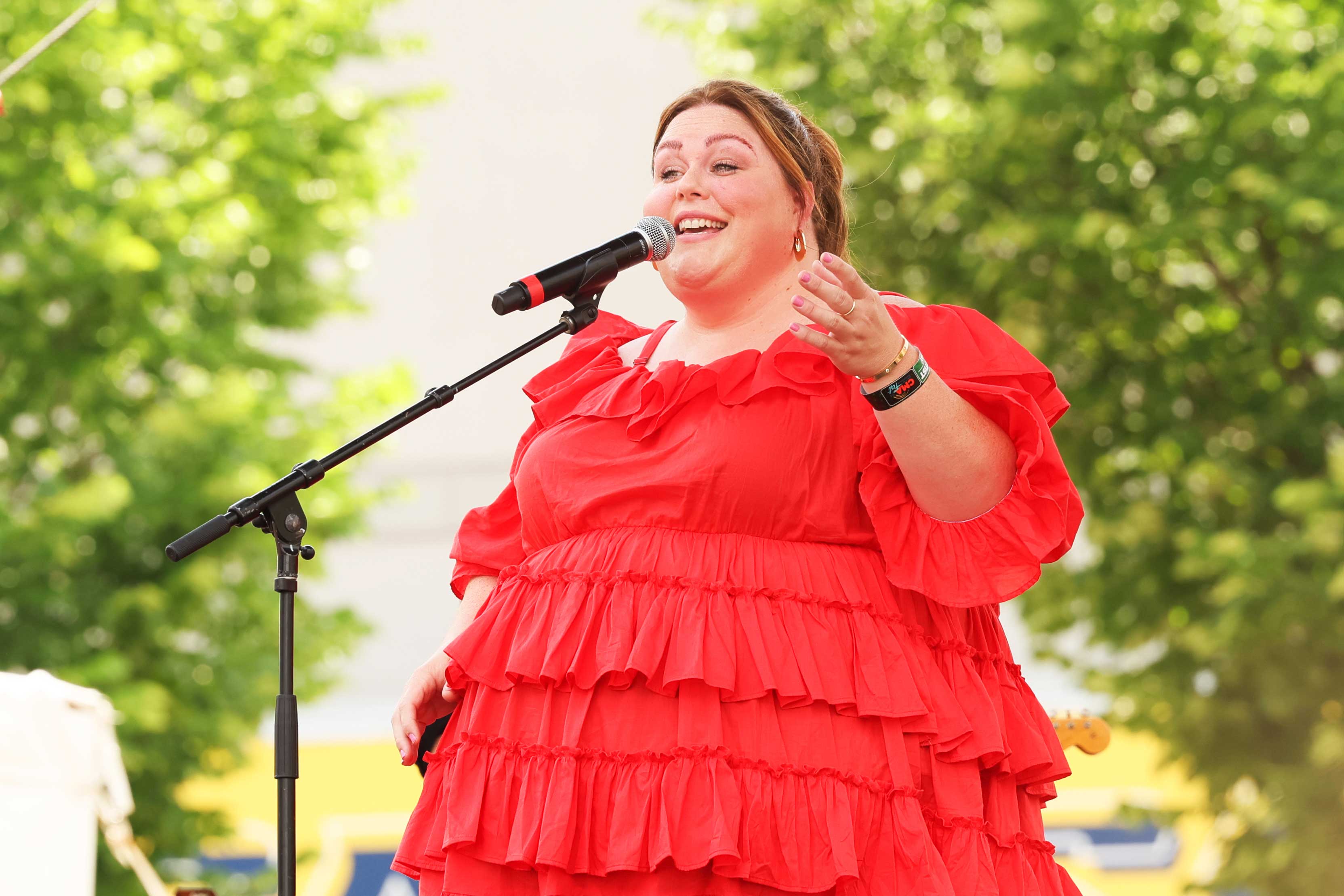 Chrissy Metz's Voice Is Heaven Personified Singing "Silver Bells" | NBC ...