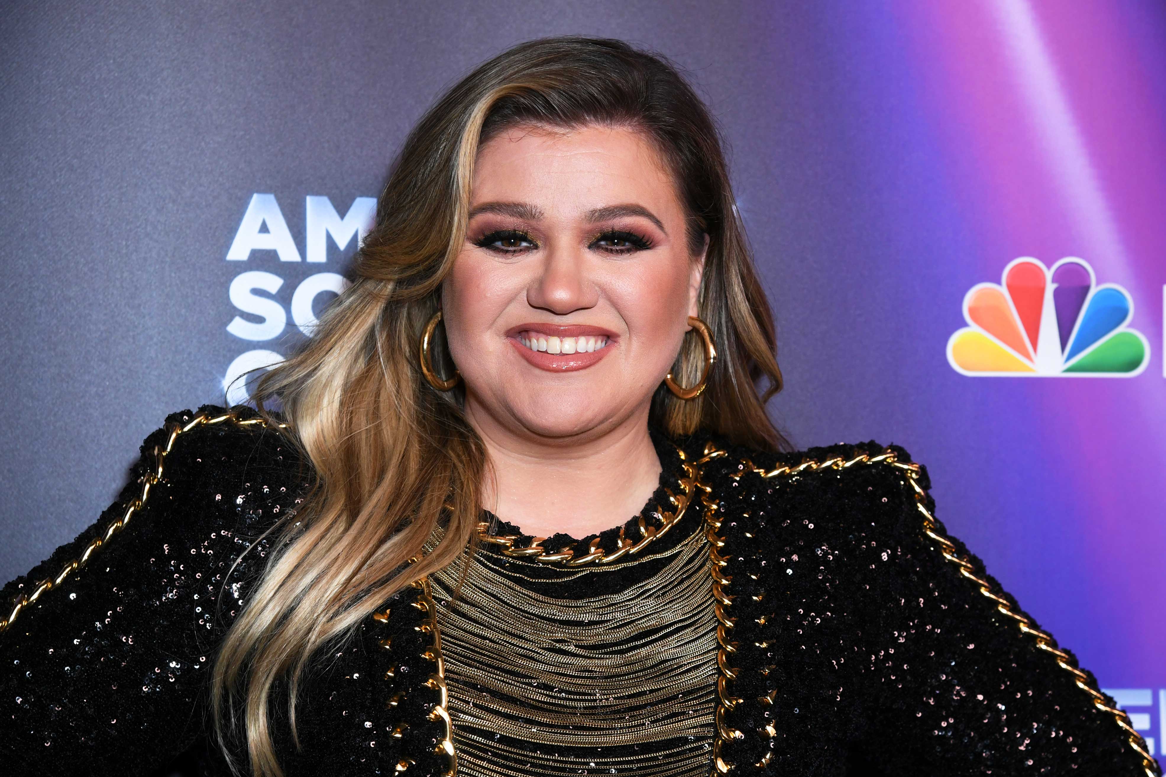 Kelly Clarkson walking the red carpet.