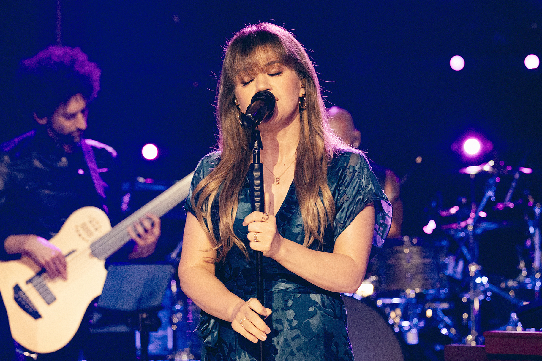 Kelly Clarkson's Chunky Blonde Highlights Are So Dramatic NBC Insider