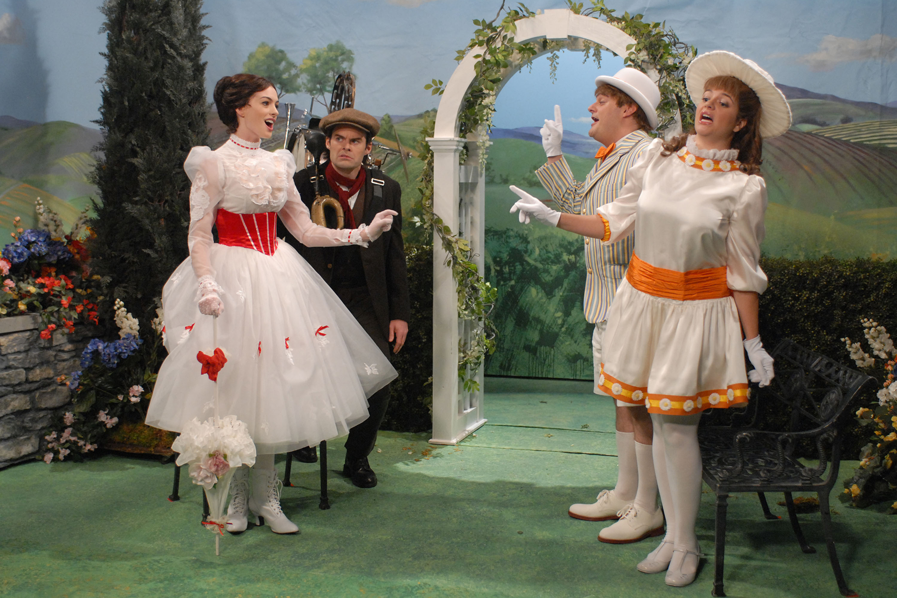 Anne Hathaway Gorgeously Sang Mary Poppins Songs on SNL Anne Hathaway Gorgeously Sang Mary Poppins Songs on SNL