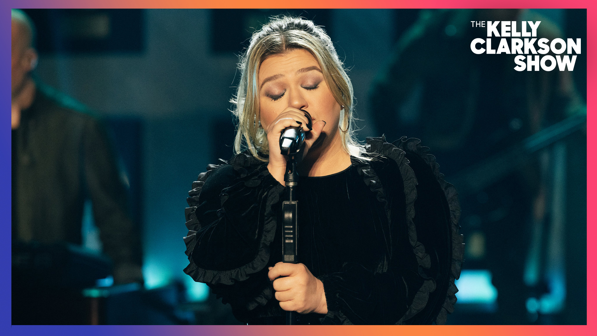 Kelly Clarkson Covers 'Magic' by Coldplay: Watch