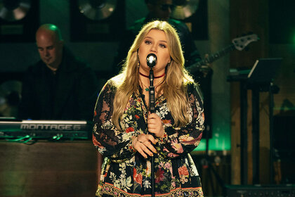Kelly Clarkson Performing Edge Of Seventeen