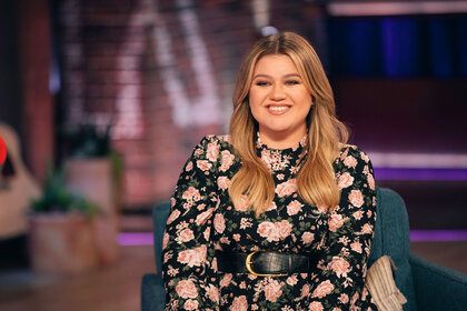 Kelly Clarkson smiling on her talk show