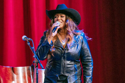 Wendy Moten performing at the Next Women Of Country