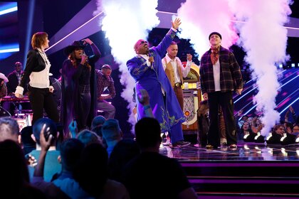 Chloe Kohanski, Wendy Moten, Ceelo Green, Cam Anthony, and Bodie performing on The Voice.