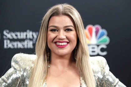 Kelly Clarkson walking the red carpet at the 2020 Billboard Music Awards.