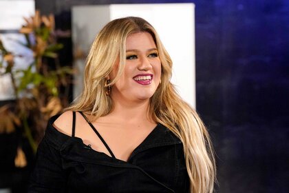 Kelly Clarkson appears on The Voice.
