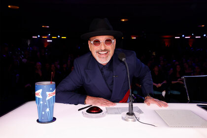 Howie Mandel smiles behind the judges's table during the America's Got Talent Season 18 finale.