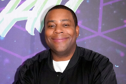 Kenan Thompson poses backstage for thats my jam