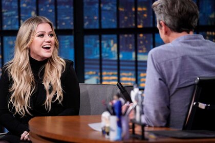 Kelly Clarkson on Late Night With Seth Meyers episode 1430