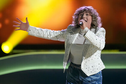 Laura Williams performs on the voice 2404