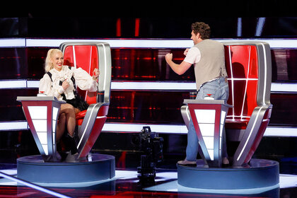 Gwen Stefani and Niall Horan play fight