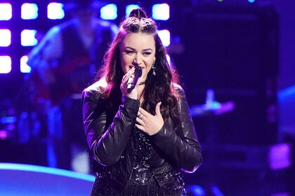 Kristen Brown performs on the voice episode 2415