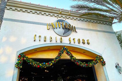 Outside of the Unviersal Studio Store decorated with a Christmas garland.