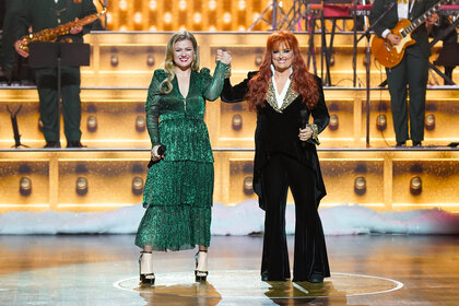Wynonna Judd and Kelly Clarkson on stage at Christmas At The Opry