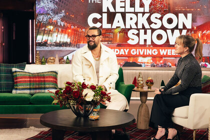 Jason Momoa and Kelly Clarkson sit together