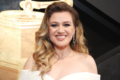 Kelly Clarkson smiles on the red carpet of the 2024 Grammys