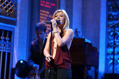 Musical guest Kelly Clarkson performs onstage at Saturday Night Live on February 12, 2005