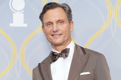 Tony Goldwyn attends the tony awards in a beige suit and bowtie