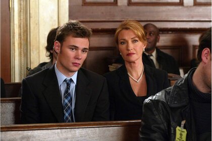 Aideen Connor (Patrick Flueger) and Debra Connor (Jane Seymour) sit in a courtroom.