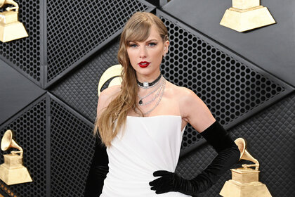Taylor Swift walks the carpet of the 66th GRAMMY Awards
