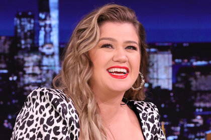 Kelly Clarkson Gushes Over Ariana Grande’s Wit on The Voice Set