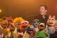 The Muppets and Tonight Show host Jimmy Fallon perform "The Weight"