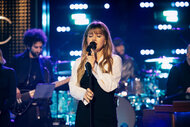 Kelly Clarkson and her band perform on The Kelly Clarkson Show