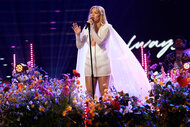 Kate Hudson performs on The Voice finale