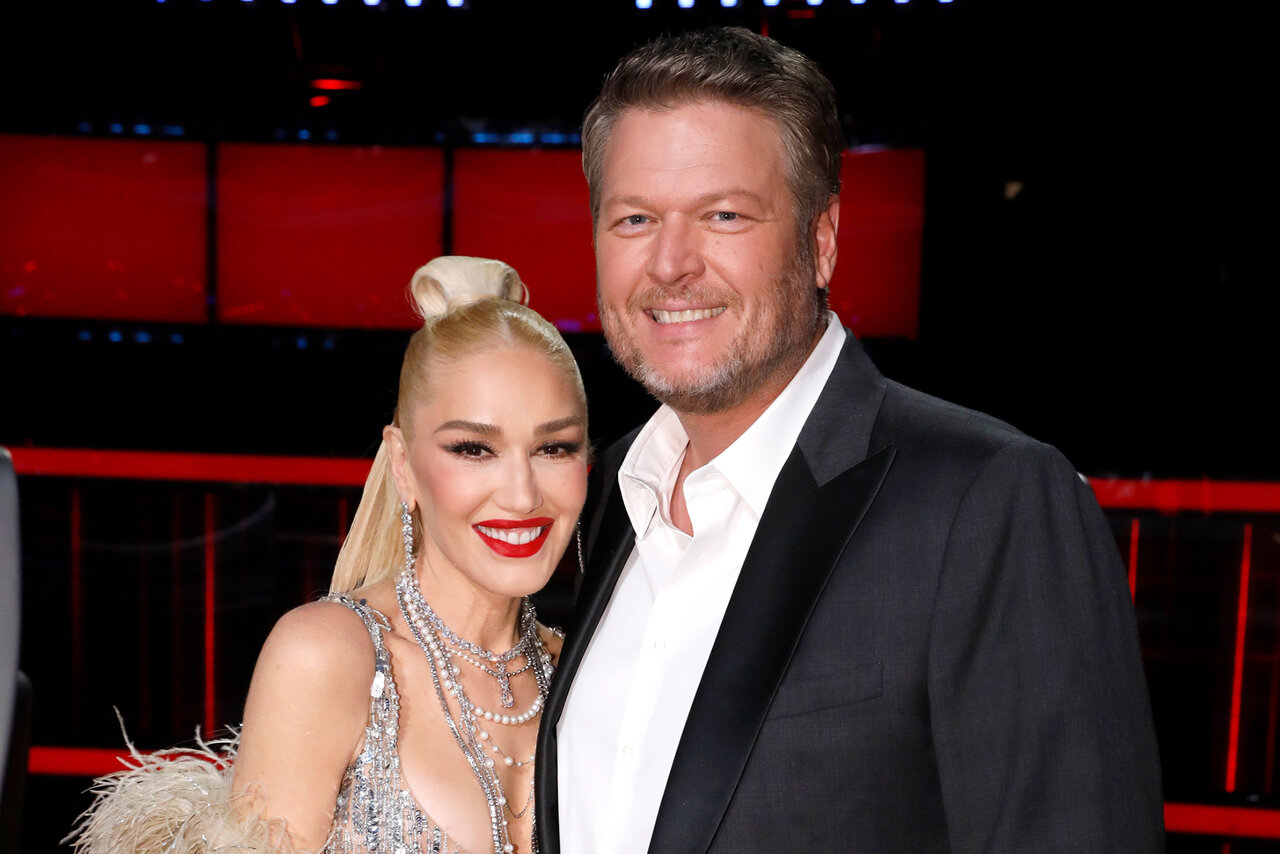 Watch Blake Shelton and Gwen Stefani's affectionate Christmas greeting  video - CBS News