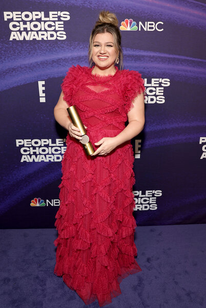 Kelly Clarkson attends the 2022 People Choice Awards