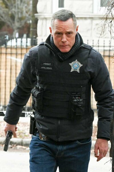 Hank Voight (Jason Beghe) holds a gun in Chicago P.D. Episode 1019.