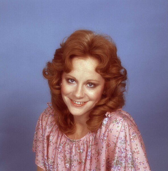 Reba McEntire smiling and posing for a portrait.