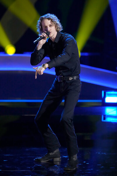Bias performs on the voice 2404