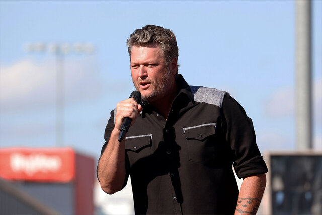 Blake Shelton performing at at Iowa Speedway