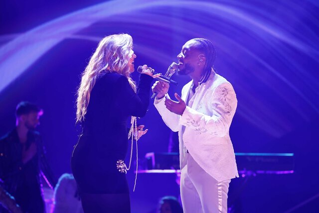 Kelly Clarkson and D. Smooth performing on The Voice Finale.