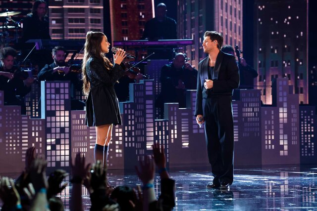 Gina Miles and Niall Horan performing on The Voice.