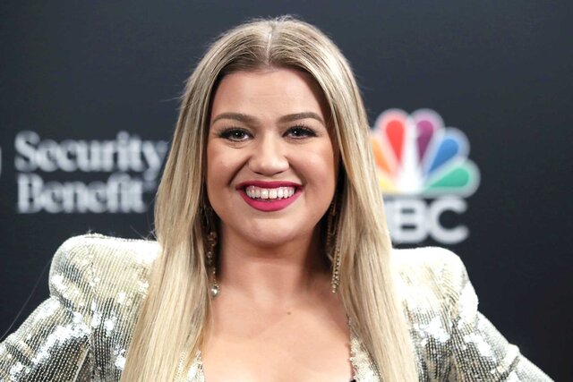 Kelly Clarkson walking the red carpet at the 2020 Billboard Music Awards.