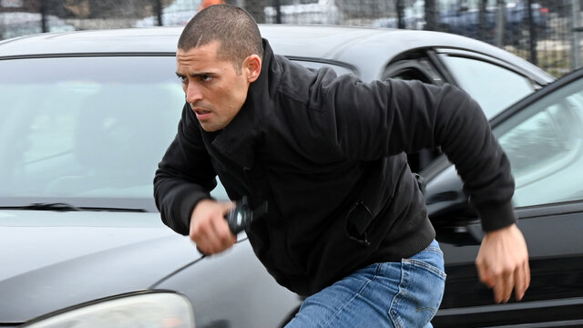 Torres Chases a Perp | Chicago P.D. | NBC