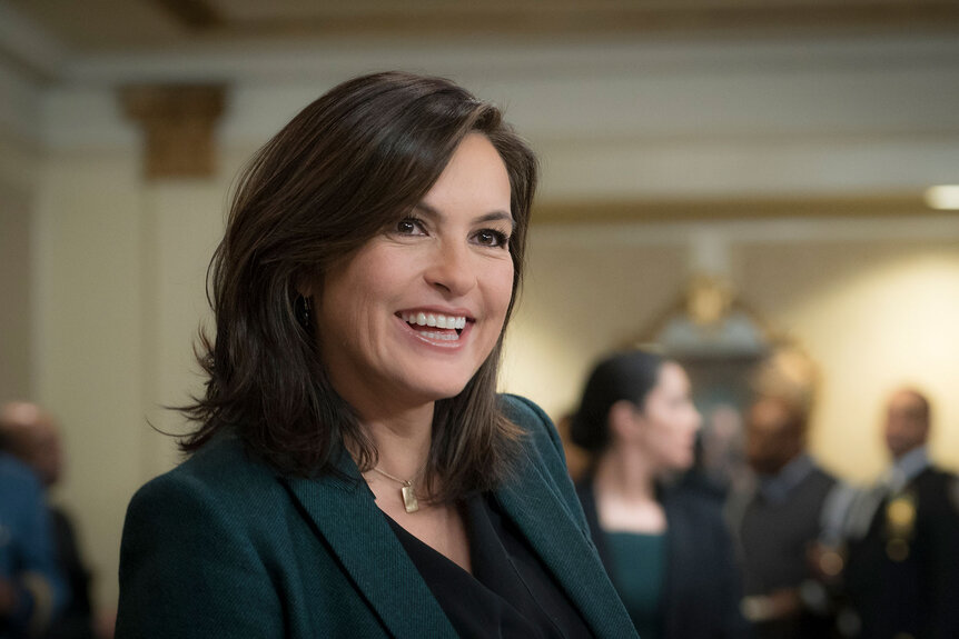 Olivia Benson with layered brunette hair