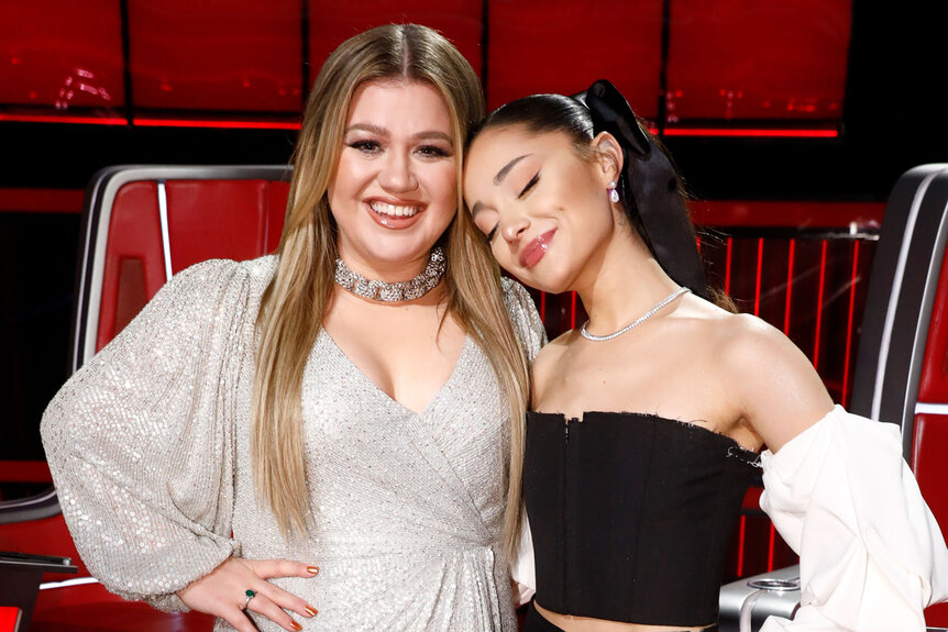 Kelly Clarkson and Ariana Grande sing a Christmas Song